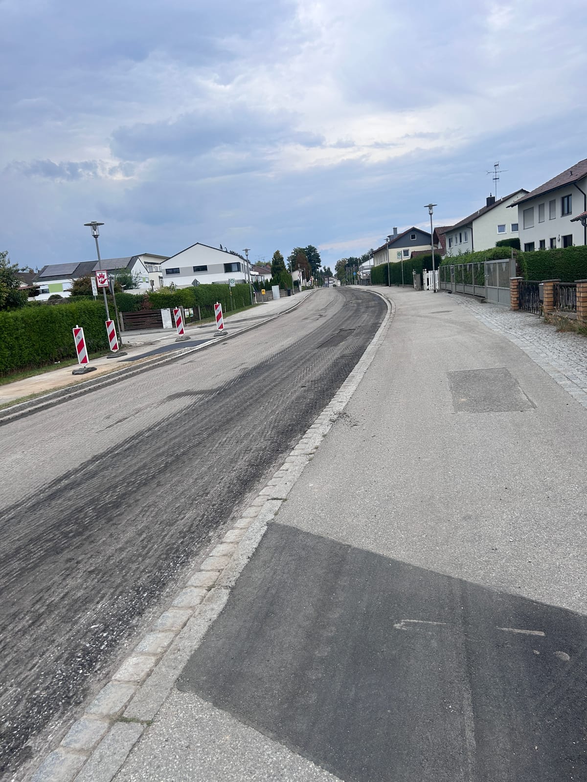 Fahrbahnsanierung der B8 in Straßkirchen gestartet
