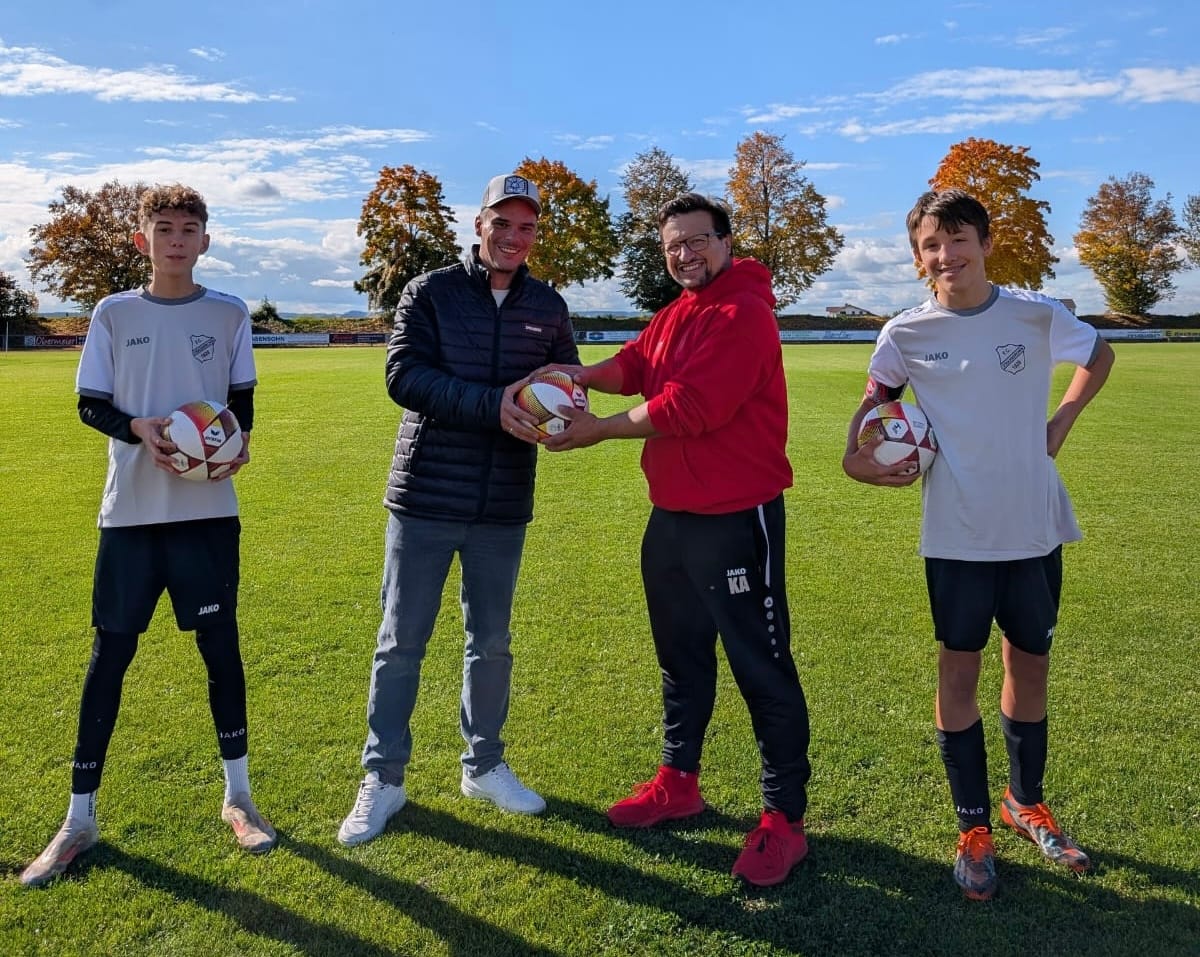 KFZ Winhart übergibt neue Hallenbälle an den FCS