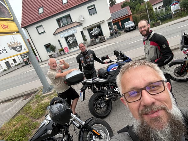 Wenn Straßkirchner eine Motorradtour machen … 3 Tage. 3½ Biker. 1000 Kilometer. Und jede Menge Geschichten fürs Leben.