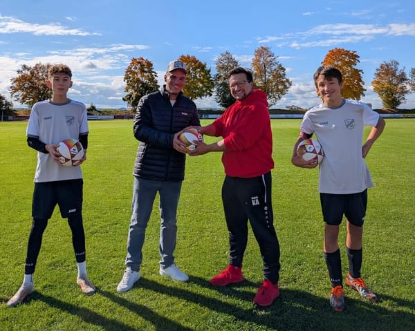 KFZ Winhart übergibt neue Hallenbälle an den FCS