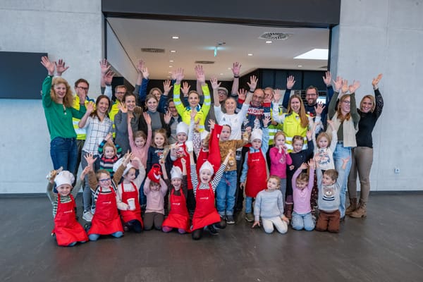 Kindergartenkinder backen Plätzchen im neuen BMW Werk Irlbach-Straßkirchen