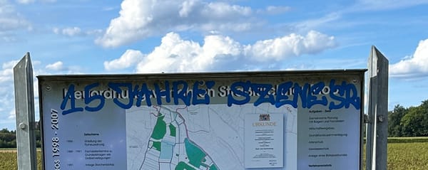 Muss das wirklich sein? „Szene“-Schriftzug jetzt auch im Straßkirchner Moos