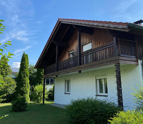 Ein Haus, wie man es heute kaum noch baut: Viel Platz und 1.211 Quadratmeter Grundstück mitten in Straßkirchen
